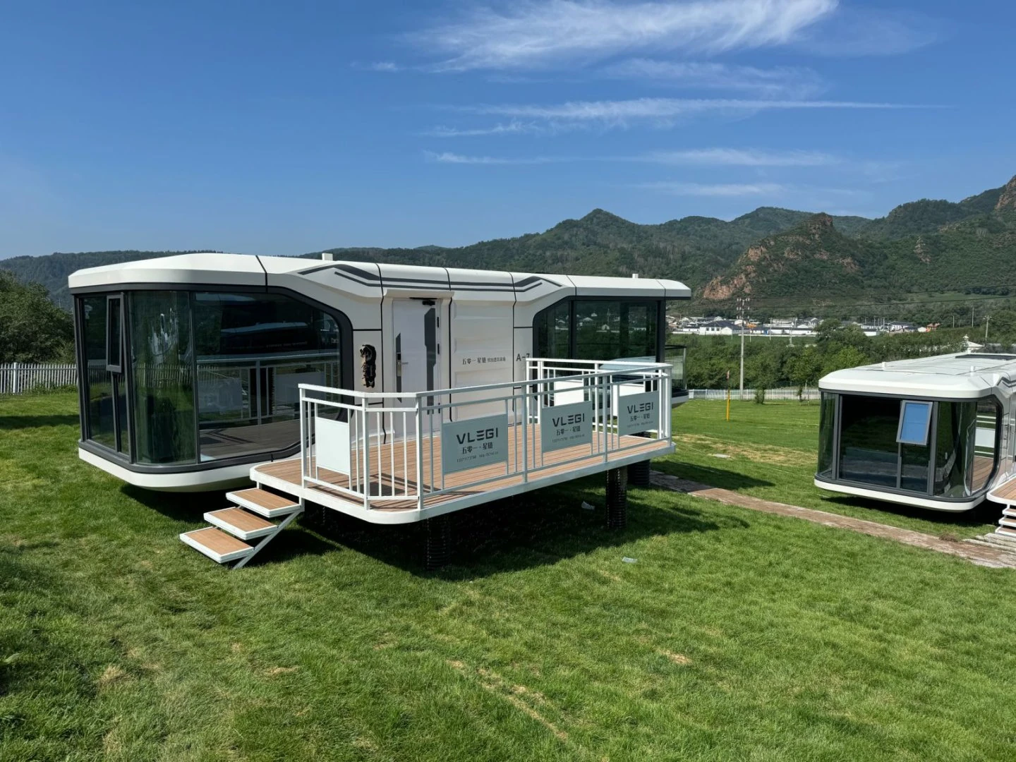 Mobilhaus Liu Tiny House, yeşil alanda gündüz dış görünümü.