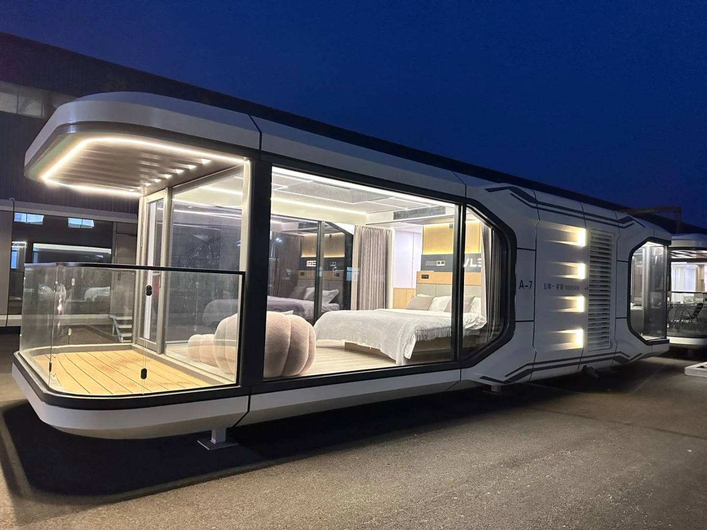 Aydınlatmalı Mobilhaus Liu Tiny House gece dış görünümü.