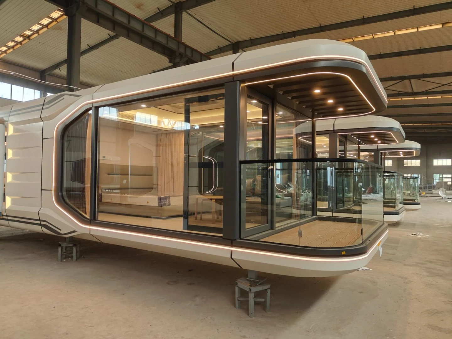 Mobilhaus Liu Tiny House, üretim alanında panoramik dış görünüm.