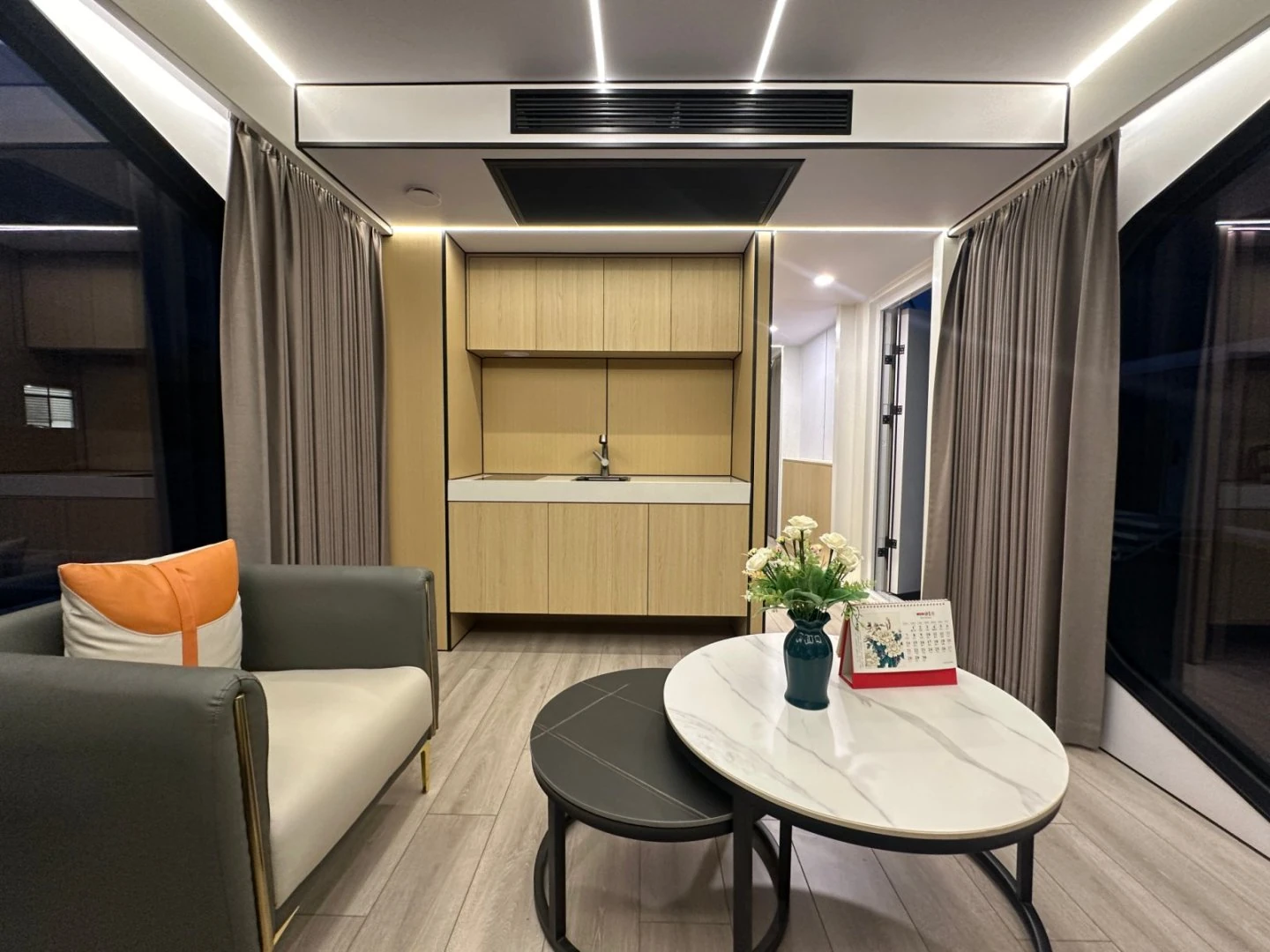 Mobilhaus Liu Tiny House, oturma alanı ve mini mutfak görünümü.