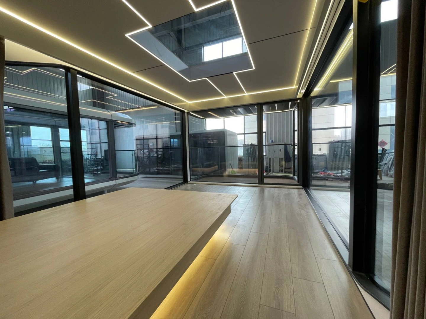 Mobilhaus Liu Tiny House, geniş camlı yaşam alanı.