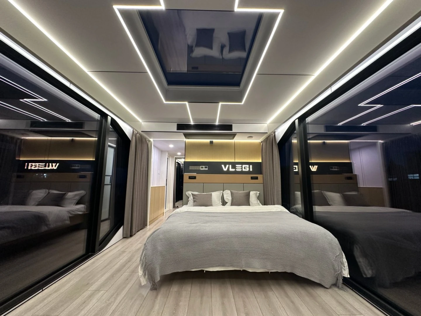 Mobilhaus Liu Tiny House, LED aydınlatmalı yatak odası.