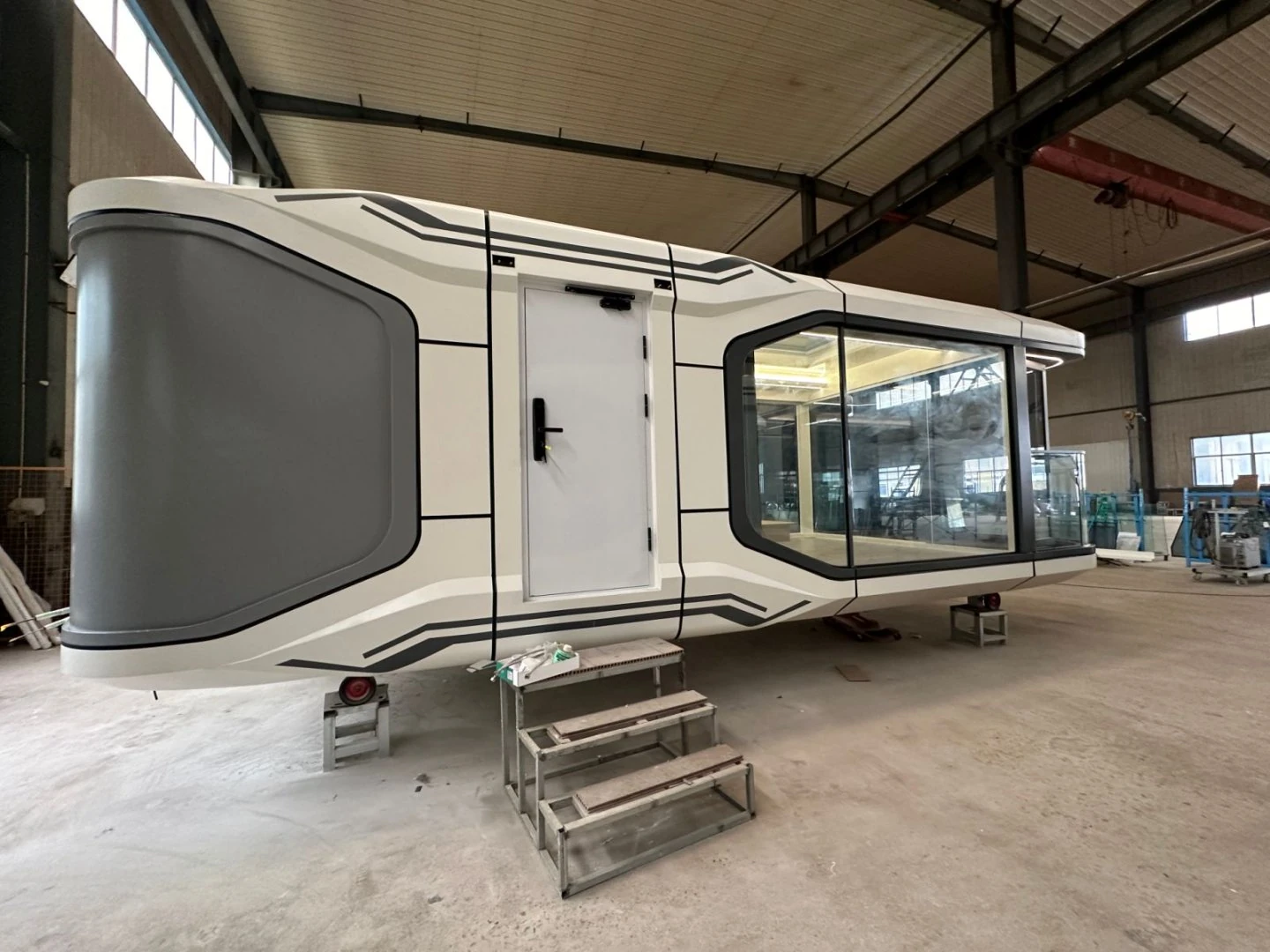 Mobilhaus Liu Tiny House, üretim alanında dış cephe görünümü.