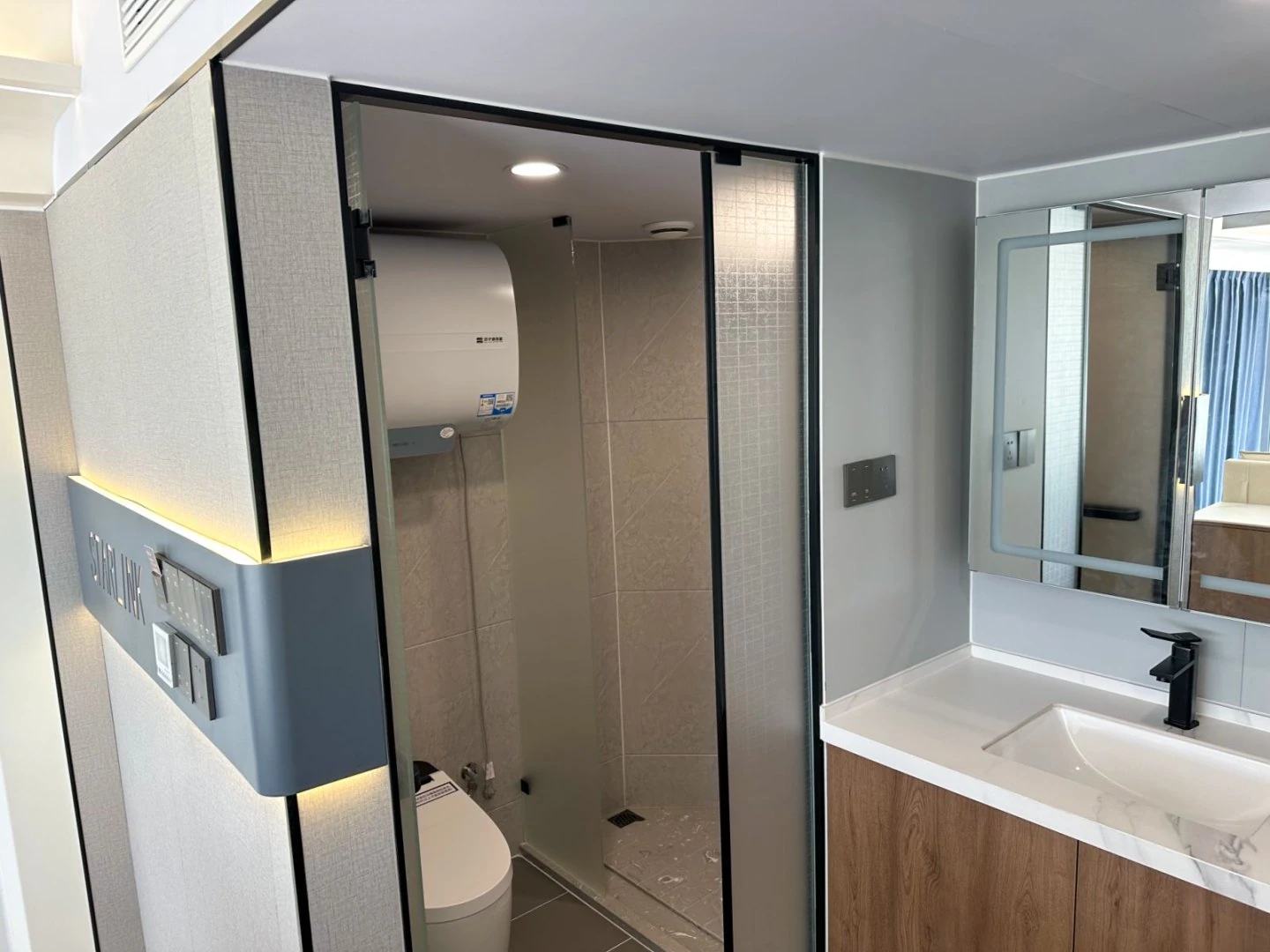 Mobilhaus Liu Tiny House, duş ve lavabo alanı.