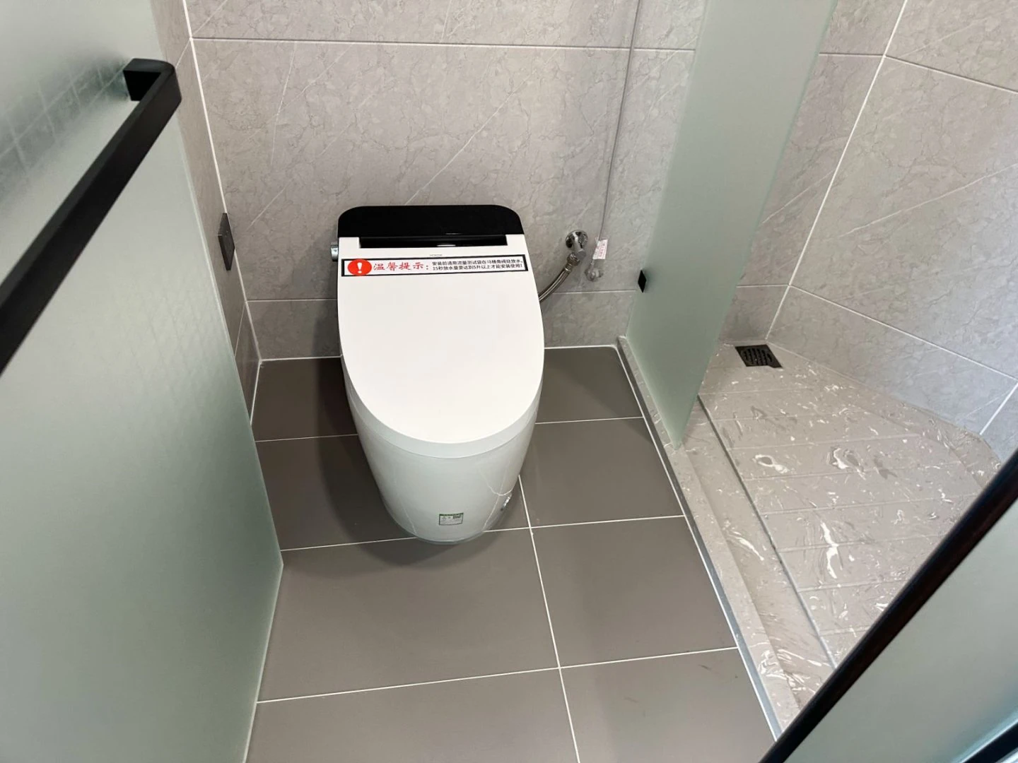 Mobilhaus Liu Tiny House, akıllı klozetli banyo detayı.