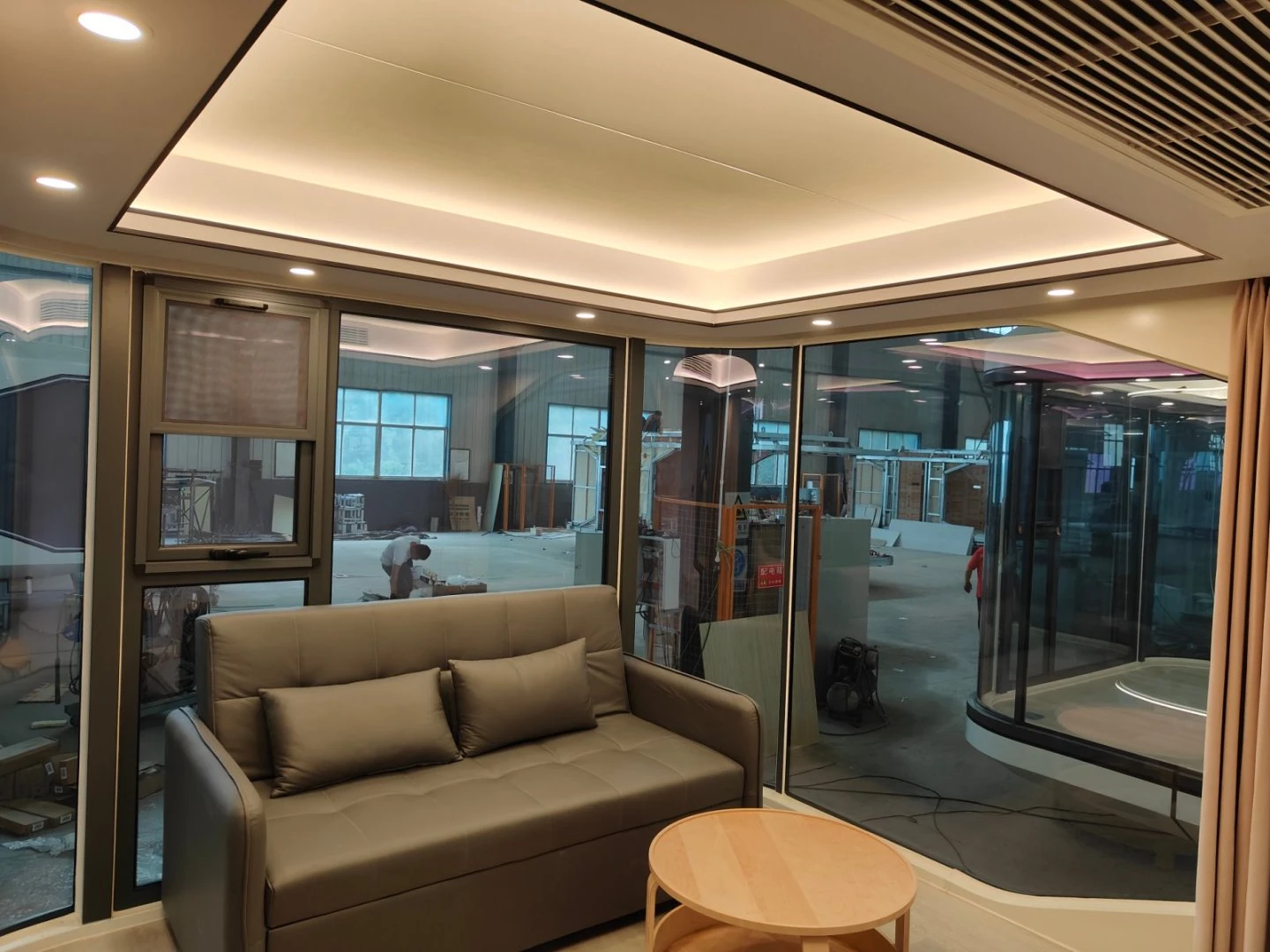 Mobilhaus Liu Tiny House, koltuklu oturma alanı.
