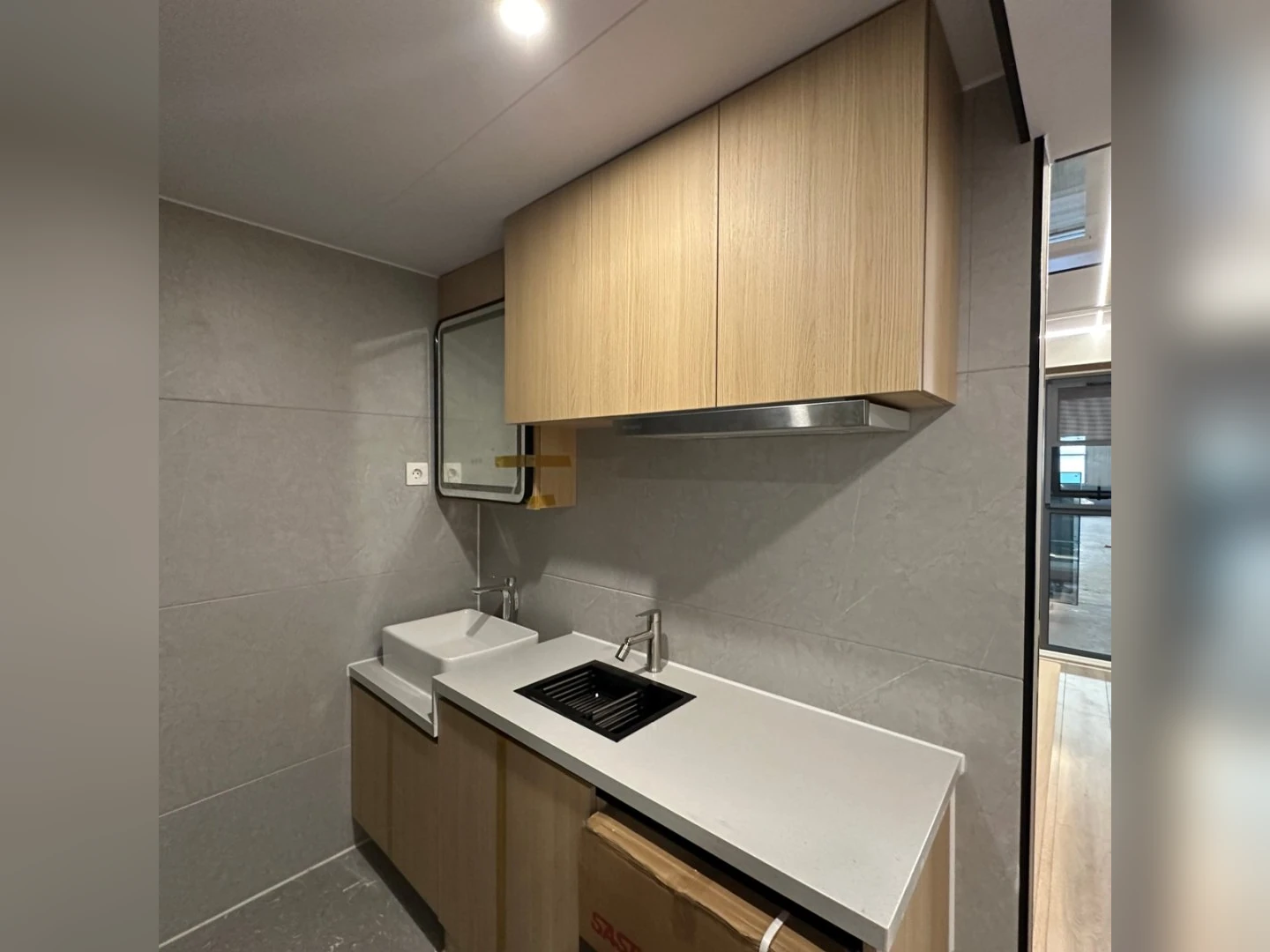 Mobilhaus Liu Tiny House, kompakt mutfak ve ocak alanı.