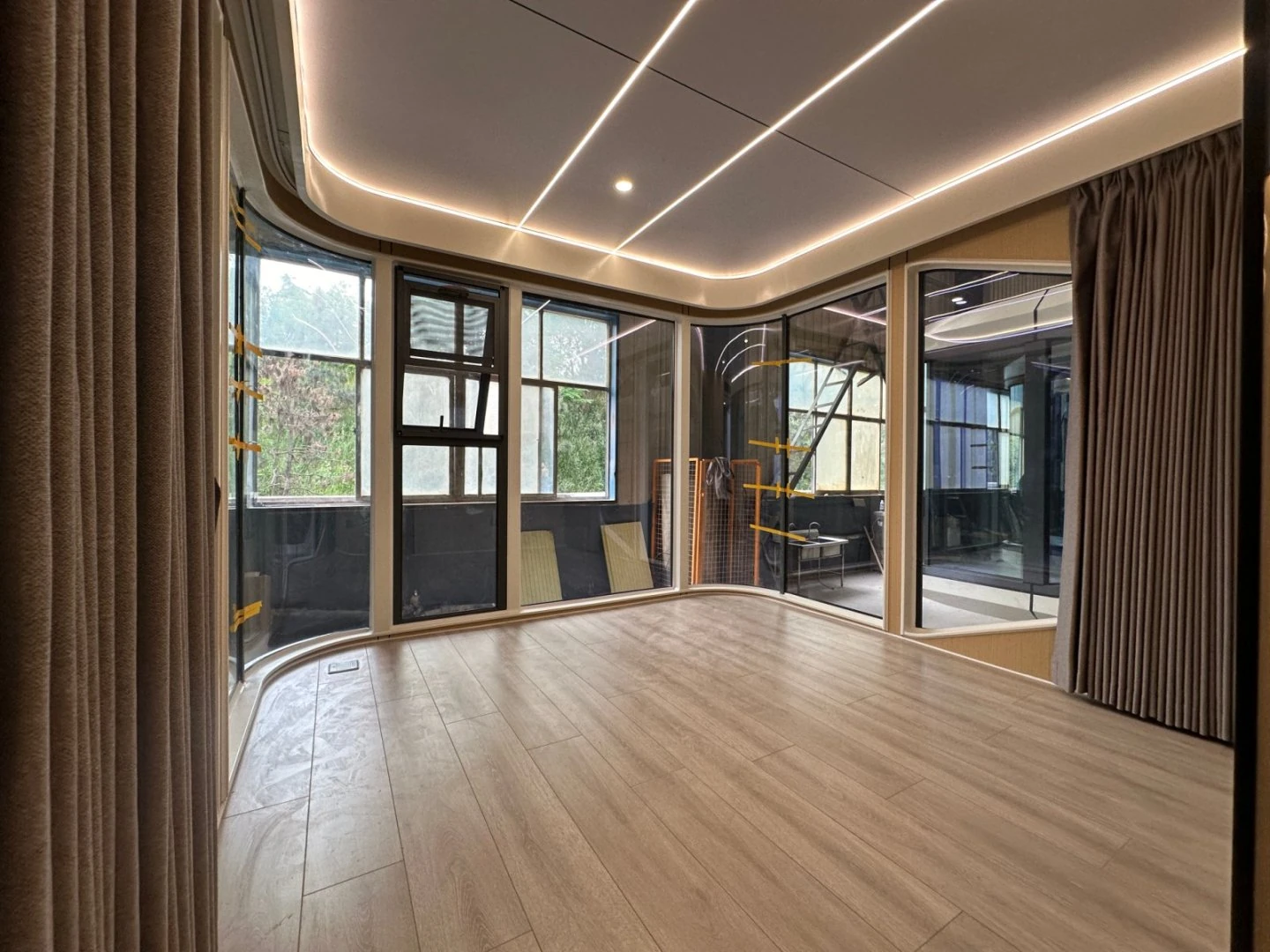 Mobilhaus Liu Tiny House, geniş camlı boş yaşam alanı.