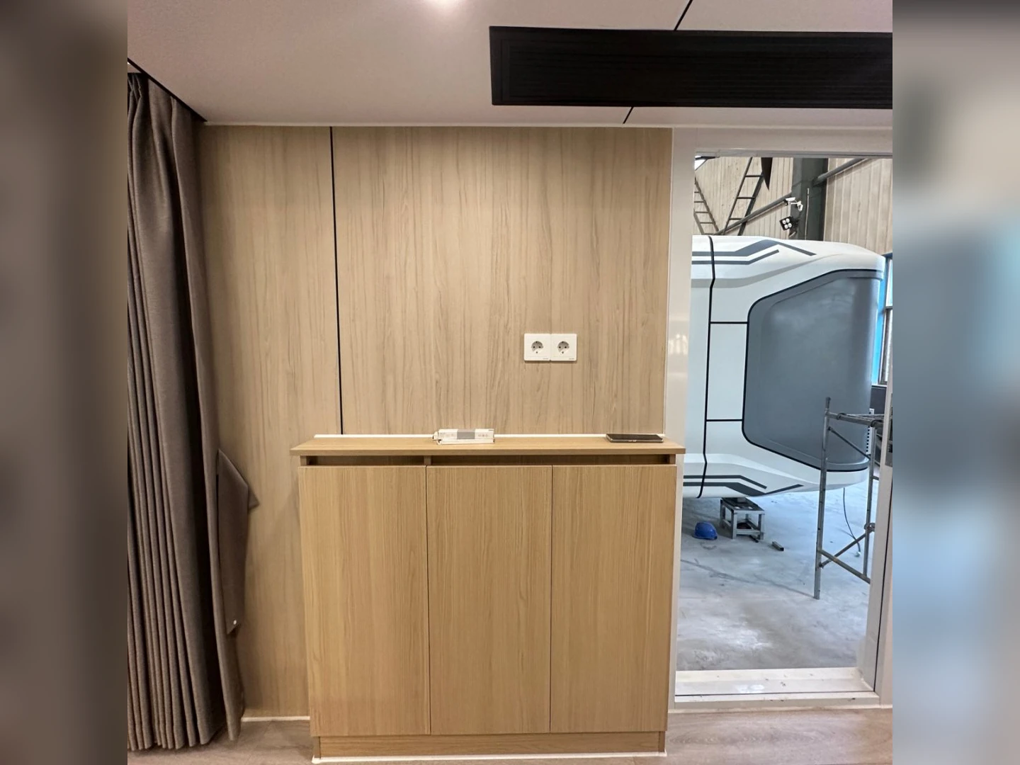 Mobilhaus Liu Tiny House, prizli depolama dolabı detayı.