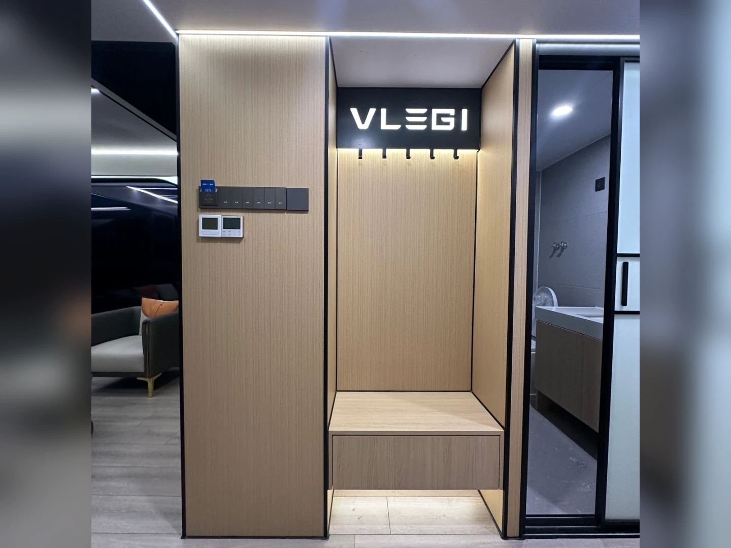 Mobilhaus Liu Tiny House, kontrol panelli antre alanı.