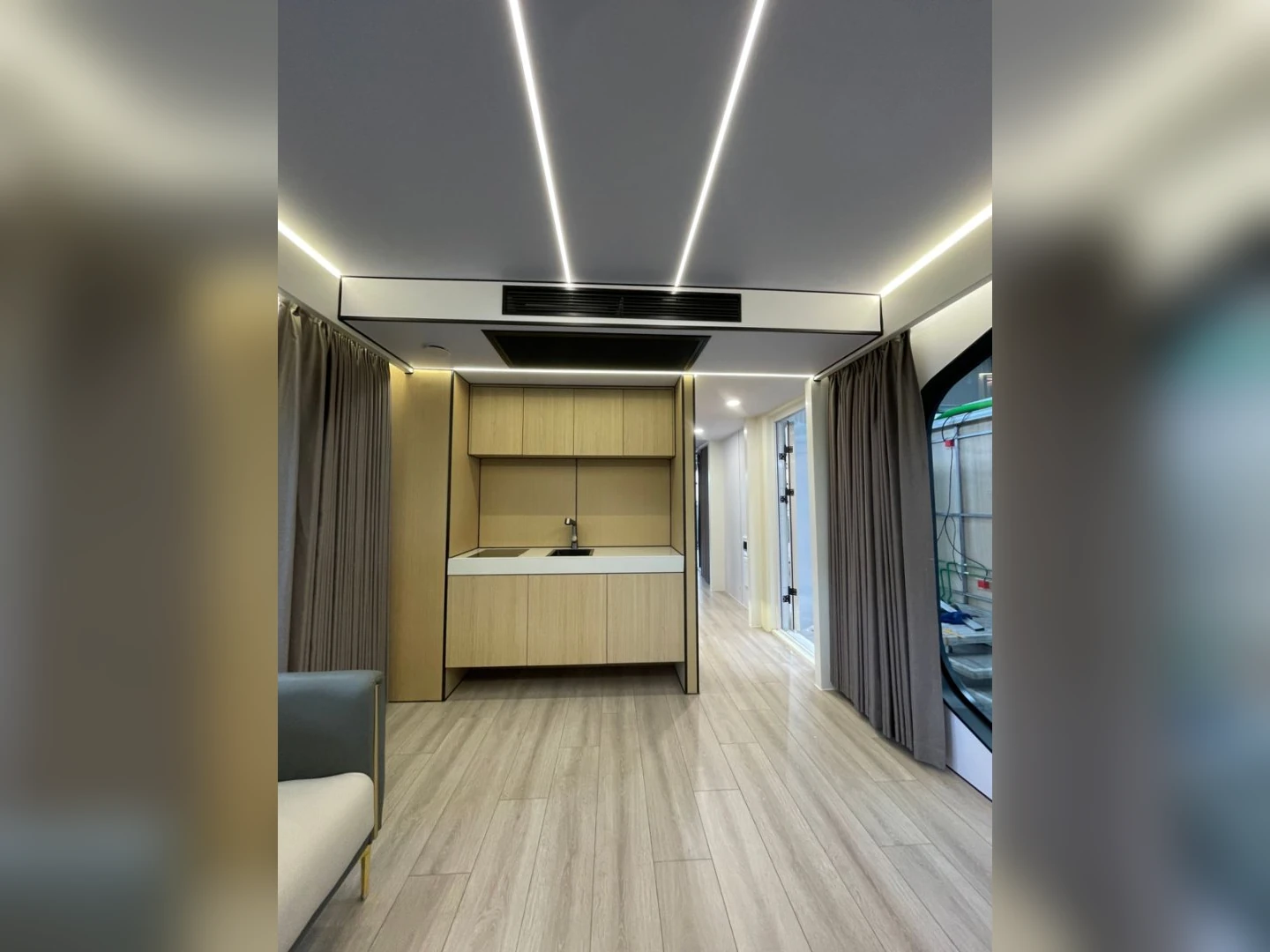 Mobilhaus Liu Tiny House, mutfak ve oturma alanına bakış.