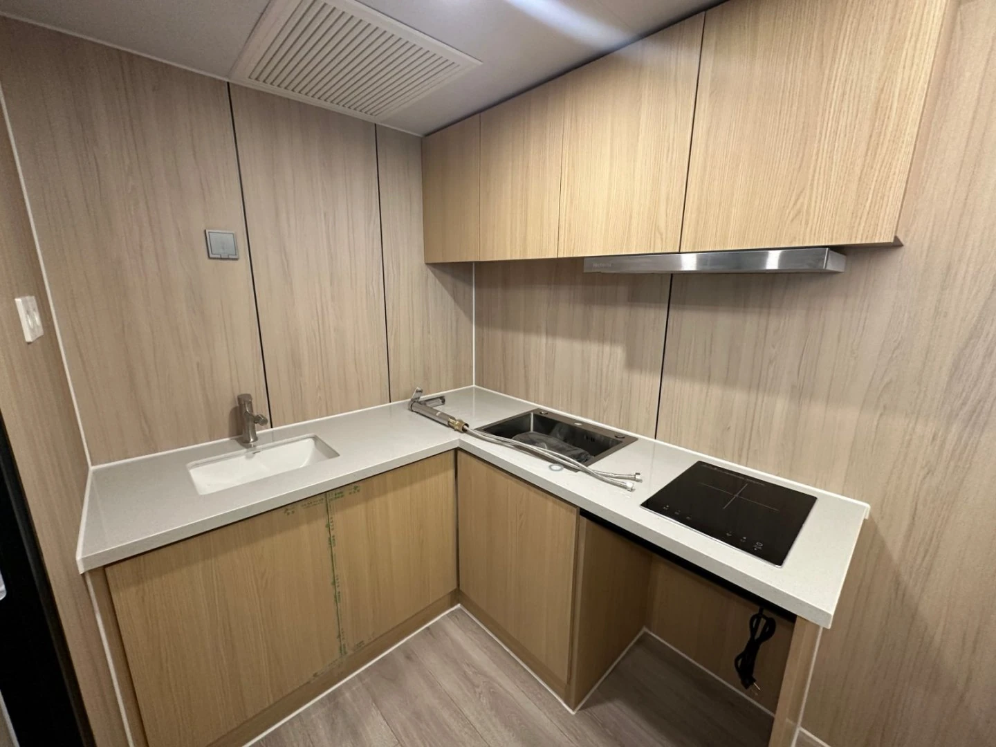 Mobilhaus Liu Tiny House, L mutfak ve ankastre ocak.