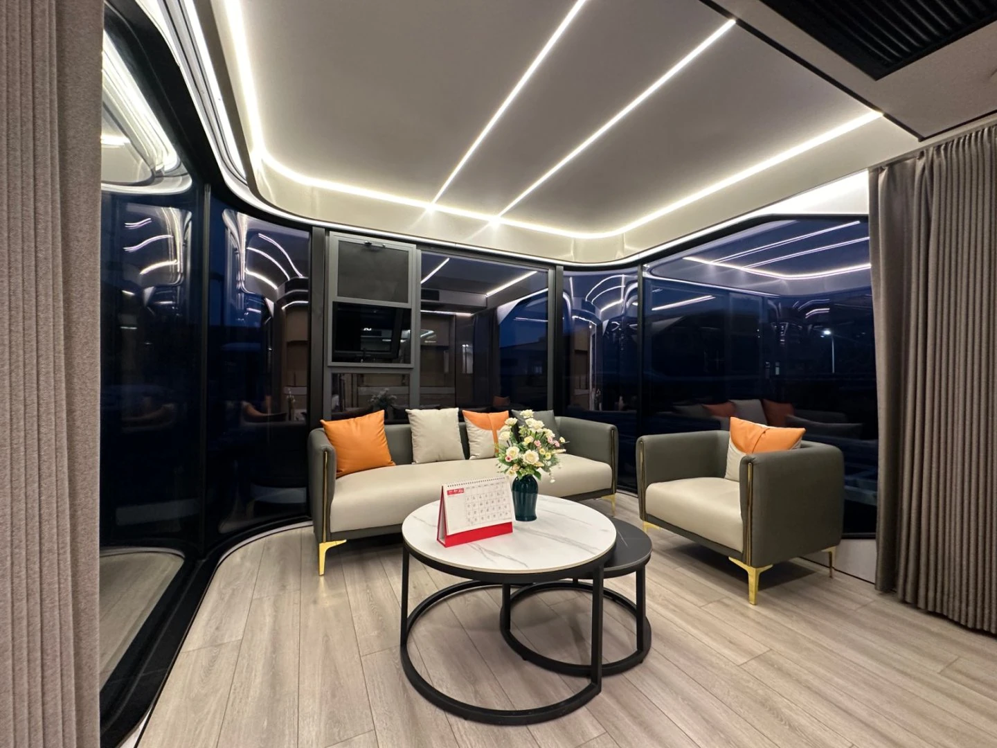 Mobilhaus Liu Tiny House, aydınlatmalı oturma alanı.